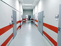 Do sal dla chorych na COViD-19 prowadzą przestronne korytarze. Do sal dla chorych na COViD-19 prowadzą przestronne korytarze.