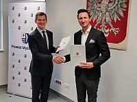 Marszałek województwa Olgierd Geblewicz (z prawej) oraz burmistrz Dariusz Zieliński zaprezentowali parafowany dokument przyznający pomoc UE na rewitalizację parku miejskiego przy ul. Gorzowskiej w Barlinku. Marszałek województwa Olgierd Geblewicz (z prawej) oraz burmistrz Dariusz Zieliński zaprezentowali parafowany dokument przyznający pomoc UE na rewitalizację parku miejskiego przy ul. Gorzowskiej w Barlinku.