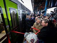 Symboliczne otwarcie nowego pociągu - obok marszałka Olgierda Geblewicza (po prawej stronie) Stanisław Wziątek - członek zarządu województwa, Zbigniew Konieczek - prezes Newagu, Jacek Wasik - dyrektor Przedstawicielstwa Komisji Europejskiej we Wrocławiu Symboliczne otwarcie nowego pociągu - obok marszałka Olgierda Geblewicza (po prawej stronie) Stanisław Wziątek - członek zarządu województwa, Zbigniew Konieczek - prezes Newagu, Jacek Wasik - dyrektor Przedstawicielstwa Komisji Europejskiej we Wrocławiu