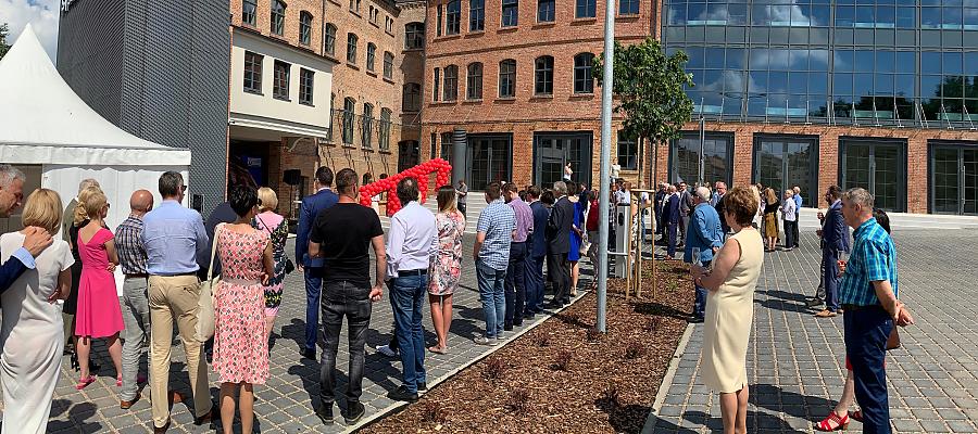 Uroczyste otwarcie wyjątkowego biurowca w danej fabryce Stoewera, wspartego ze środków Jessica II Na zdjęciu: Ludzie stoją i obserwują uroczyste otwarcie biurowca w danej fabryce Stoewera, wspartego ze środków Jessica II