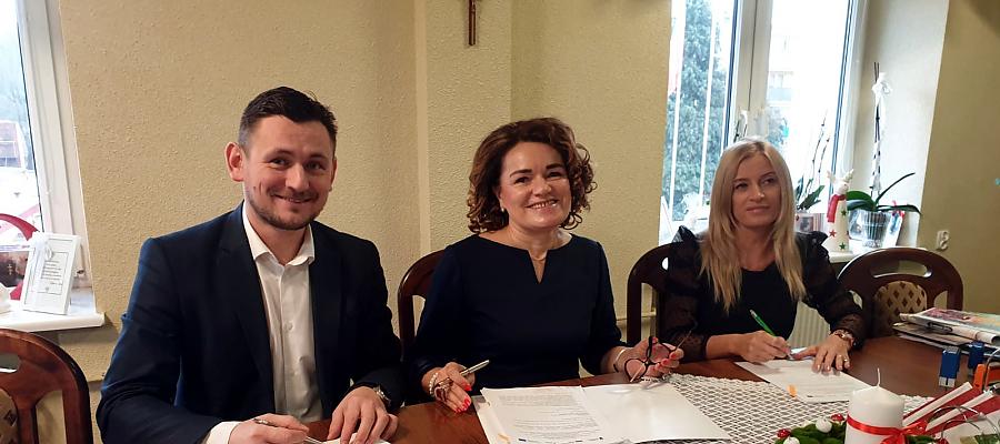 Wicemarszałek województwa Tomasz Sobieraj oraz burmistrz Mieczysława Brzoza (w środku) parafowali porozumienie przyznające unijną pomoc na budowę drogi dojazdowej do strefy inwestycyjnej w Bobolicach.