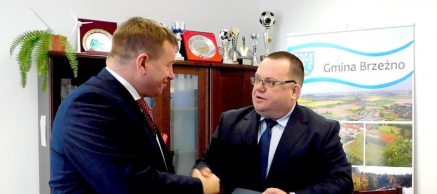 Wicemarszałek województwa Jarosław Rzepa (z lewej) pogratulował wójtowi Sławomirowi Korucowi pozyskania eurofunduszy przeznaczonych na rewitalizację przestrzeni publicznych,a dokładnie na budowę Centrum Kultury w Brzeżnie - fot. Urząd Gminy w Brzeżnie. Wicemarszałek województwa Jarosław Rzepa (z lewej) pogratulował wójtowi Sławomirowi Korucowi pozyskania eurofunduszy przeznaczonych na rewitalizację przestrzeni publicznych,a dokładnie na budowę Centrum Kultury w Brzeżnie - fot. Urząd Gminy w Brzeżnie.