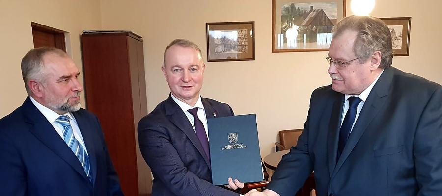 Wicemarszałek województwa Olgierd Kustosz (w środku) oraz zastępca burmistrza Bogdan Syganiec podpisali umowę obejmująca drugi etap rewitalizacji w gminie Dobrzany.