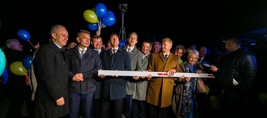 Pamiątkowe zdjęcie przy symbolicznym szlabanie.