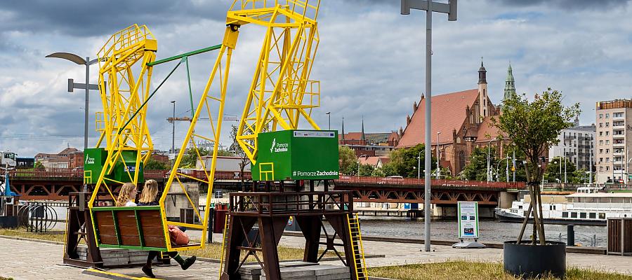 Dodatkowe dźwigozaury na Łasztowni, czyli znów można się huśtać Dodatkowe dźwigozaury na Łasztowni, czyli znów można się huśtać