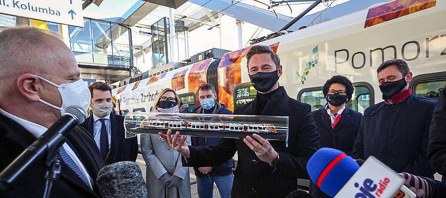 Marszałek województwa Olgierd Geblewicz i prezes Newagu Zbigniew Konieczek tuż przed pierwszym kursem bursztynowej hybrydy ze Szczecina do Kołobrzegu Marszałek województwa Olgierd Geblewicz i prezes Newagu Zbigniew Konieczek tuż przed pierwszym kursem bursztynowej hybrydy ze Szczecina do Kołobrzegu