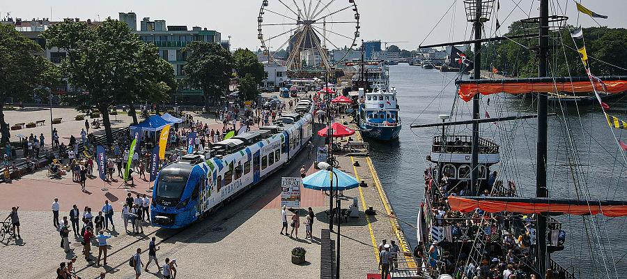 Hybryda przy latarni morskiej w Kołobrzegu. Hybryda przy latarni morskiej w Kołobrzegu.