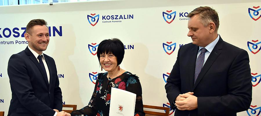 Tomasz Sobieraj podpisał z gminą Świeszyno umowę przyznającą wsparcie z RPO WZ na budowę ponad 5 km tras rowerowych. Tomasz Sobieraj podpisał z gminą Świeszyno umowę przyznającą wsparcie z RPO WZ na budowę ponad 5 km tras rowerowych.