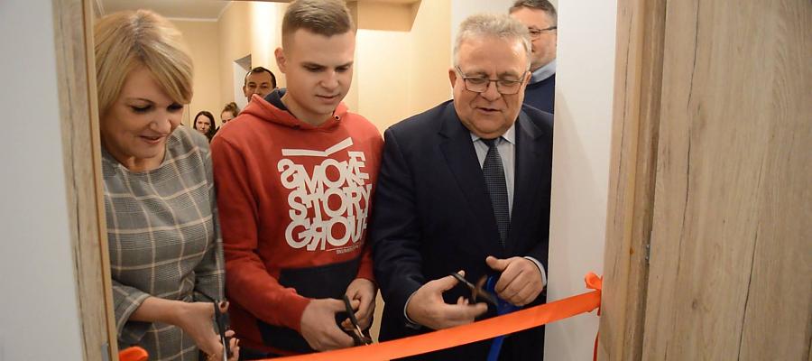  W przecięciu wstęgi z członkiem Zarządu Województwa Januszem Gromkiem uczestniczyli starosta Renata Kulik oraz jeden z uczestników projektu, który zamieszka w mieszkaniu treningowym.