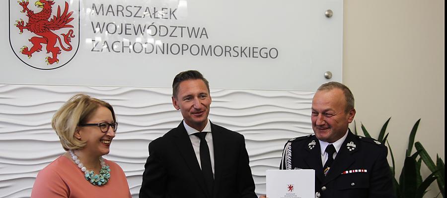 Bezpieczeństwo na pierwszym miejscu. Eurofundusze dla OSP z regionu Na zdjęciu od lewej: Wicestarosta Powiatu Polickiego Joanna Napiwodzka, marszałek Olgierd Geblewicz oraz prezes Ochotniczej Straży Pożarnej w Dobrej Eugeniusz Wawrzoła