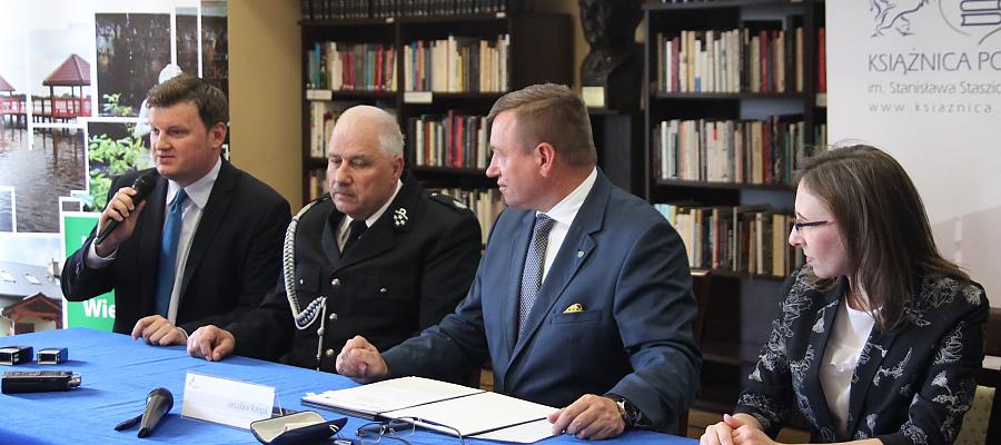 Od lewej: burmistrz Lipian Bartłomiej Królikowski, prezes Ochotniczej Straży Pożarnej w Lipianach Zygmunt Ziajka – Prezes Ochotniczej Straży Pożarnej w Lipianach, wicemarszałek województwa Jarosław Rzepa oraz wicestarosta pyrzycki Ewa Gąsiorowska-Nawój. Od lewej: burmistrz Lipian Bartłomiej Królikowski, prezes Ochotniczej Straży Pożarnej w Lipianach Zygmunt Ziajka – Prezes Ochotniczej Straży Pożarnej w Lipianach, wicemarszałek województwa Jarosław Rzepa oraz wicestarosta pyrzycki Ewa Gąsiorowska-Nawój.