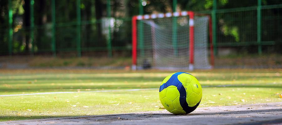 Gmina Rymań przygotowuje się do rewitalizacji przestrzeni publicznych Na zdjęciu: piłka na boisku