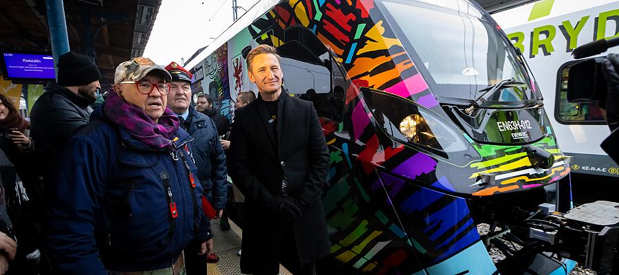 Marszałek Olgierd Geblewicz, Jerzy Owsiak - dyrygent Wielkiej Orkiestry Świątecznej Pomocy i Roman Polański (w środku) - kolejarz, który co roku otwiera festiwal Pol'and'Rock powitali festiwalowy pociąg w Szczecinie. Marszałek Olgierd Geblewicz, Jerzy Owsiak - dyrygent Wielkiej Orkiestry Świątecznej Pomocy i Roman Polański (w środku) - kolejarz, który co roku otwiera festiwal Pol'and'Rock powitali festiwalowy pociąg w Szczecinie.