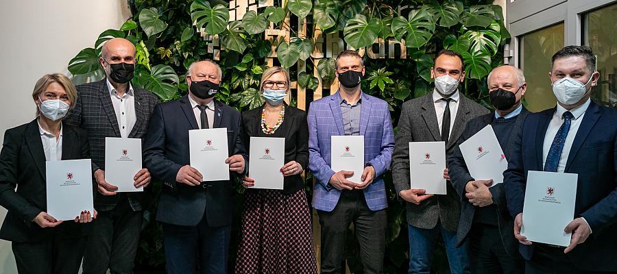 W środę członkini Zarządu Województwa Anna Bańkowska podpisała także list intencyjny w sprawie wsparcia dla utworzenia „Obszaru funkcjonalnego Kamienia Pomorskiego”. Będą go współtworzyć: Gmina Dziwnów, Gmina Golczewo, Gmina Kamień Pomorski, Gmina Międzyzdroje, Gmina Świerzno, Gmina Wolin oraz Powiat Kamieński.