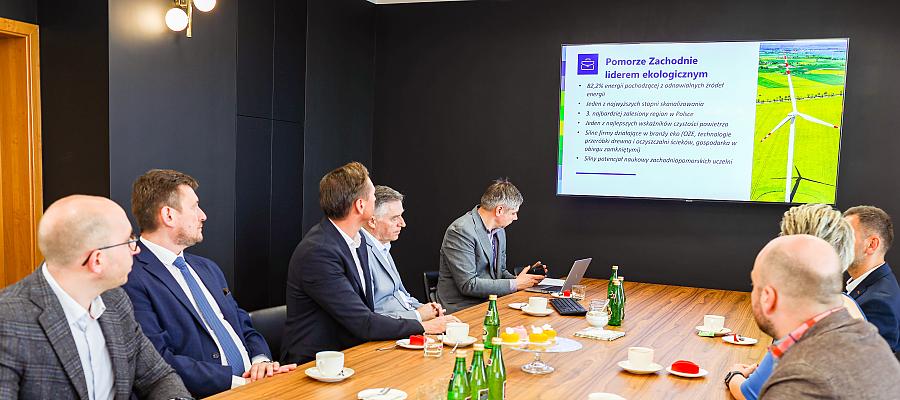 W piątek, 6 maja 2022 r. marszałek województwa Olgierd Geblewicz, wicemarszałek Tomasz Sobieraj oraz radni Artur Wezgraj i Rafał Rosiński rozmawiali z władzami Politechniki Koszalińskiej o planach na najbliższe lata