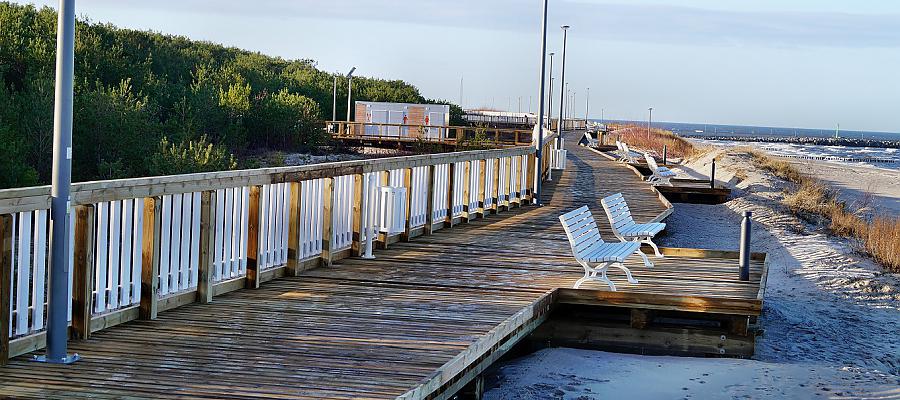 Będzie nową atrakcją turystyczną i miejscem, które pokochają mieszkańcy. Promenada Zachodnia w Dziwnowie, czyli prawie 600-metrowy odcinek do nadmorskich spacerów jest już oficjalnie otwarta. Fot. Urząd Miasta w Dziwnow Będzie nową atrakcją turystyczną i miejscem, które pokochają mieszkańcy. Promenada Zachodnia w Dziwnowie, czyli prawie 600-metrowy odcinek do nadmorskich spacerów jest już oficjalnie otwarta. Fot. Urząd Miasta w Dziwnow