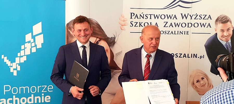 Wicemarszałek Tomasz Sobieraj (pierwszy z lewej) oraz rektor Jan Kuriata z zadowoleniem zaprezentowali parafowane porozumienie obejmujące unijne wsparcie na rozbudowę infrastruktury kształcenia zawodowego PWSZ Koszalin. Wicemarszałek Tomasz Sobieraj (pierwszy z lewej) oraz rektor Jan Kuriata z zadowoleniem zaprezentowali parafowane porozumienie obejmujące unijne wsparcie na rozbudowę infrastruktury kształcenia zawodowego PWSZ Koszalin.