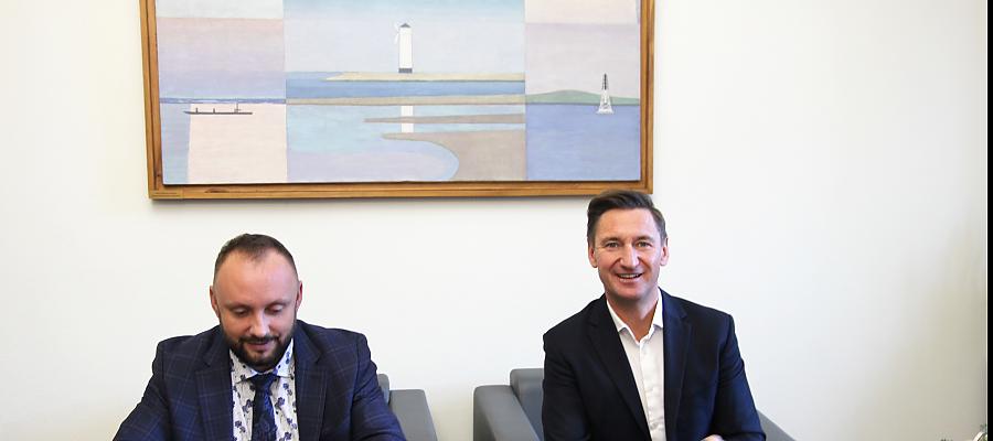 Umowę gwarantującą przekazanie dotacji z ZPA podpisał we wtorek, 3 stycznia 2023 r. marszałek województwa Olgierd Geblewicz oraz wójt Mariusz Sira.