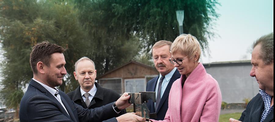 Wicemarszałek Tomasz Sobieraj wręcza statuetkę wójt Małgorzacie Schwarz za przemyślane zagospodarowanie lewego brzegu Odry.