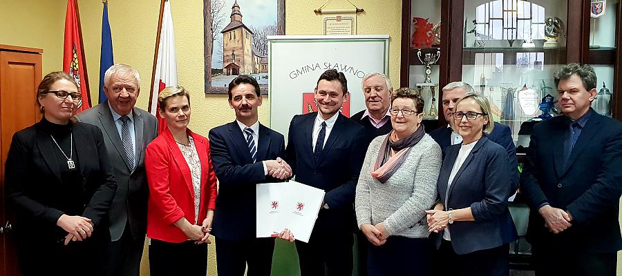 Wicemarszałek województwa Tomasz Sobieraj oraz wójt Sławna Ryszard Stachowiak parafowali dwie umowy obejmujące w gminie prace rewitalizacyjne i termomodernizacyjne. Wicemarszałek województwa Tomasz Sobieraj oraz wójt Sławna Ryszard Stachowiak parafowali dwie umowy obejmujące w gminie prace rewitalizacyjne i termomodernizacyjne.