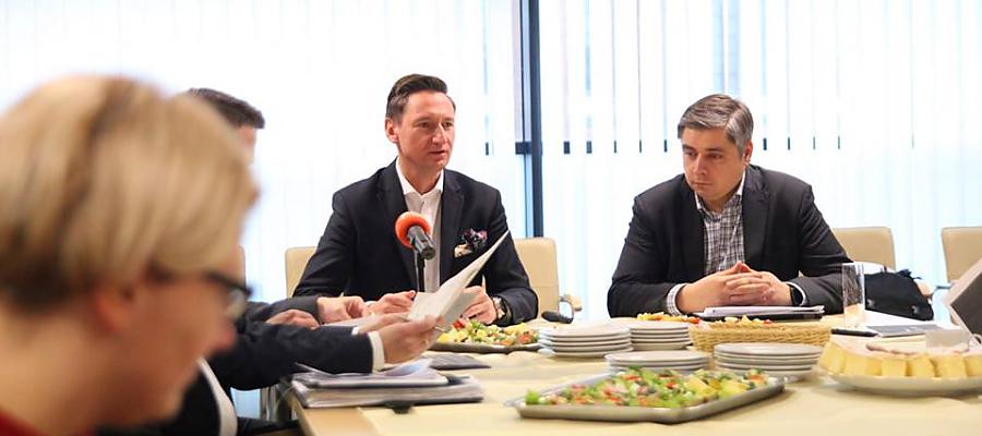 Marszałek Olgierd Geblewicz i dyrektor WZS Marcin Szmyt prezentują najważniejsze dane. Marszałek Olgierd Geblewicz i dyrektor WZS Marcin Szmyt prezentują najważniejsze dane.