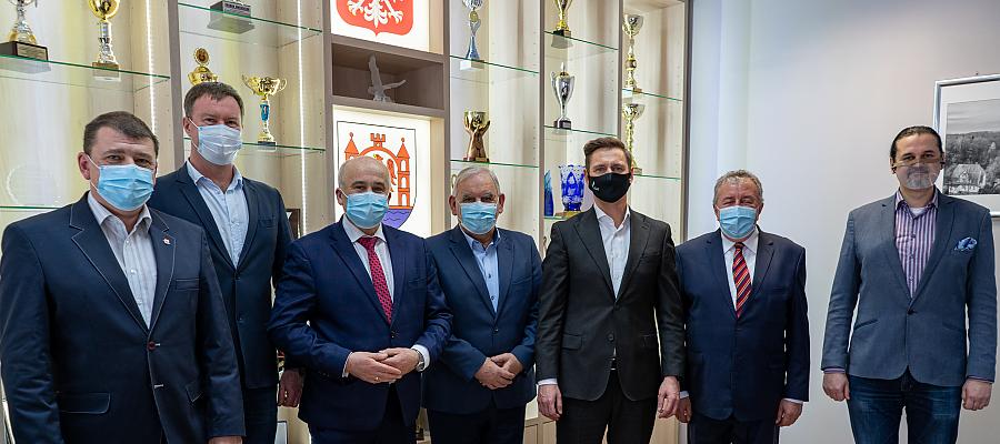 W spotkaniu uczestniczyli: marszałek Olgierd Geblewicz, Burmistrz Drawska Pomorskiego Krzysztof Czerwiński, Starosta Drawski Stanisław Cybula, Burmistrz Złocieńca Krzysztof Zacharzewski, Burmistrz Kalisza Pomorskiego Janusz Garbacz, Burmistrz Czaplinka Marcin Naruszewicz, Wójt Wierzchowa Jan Szewczyk.