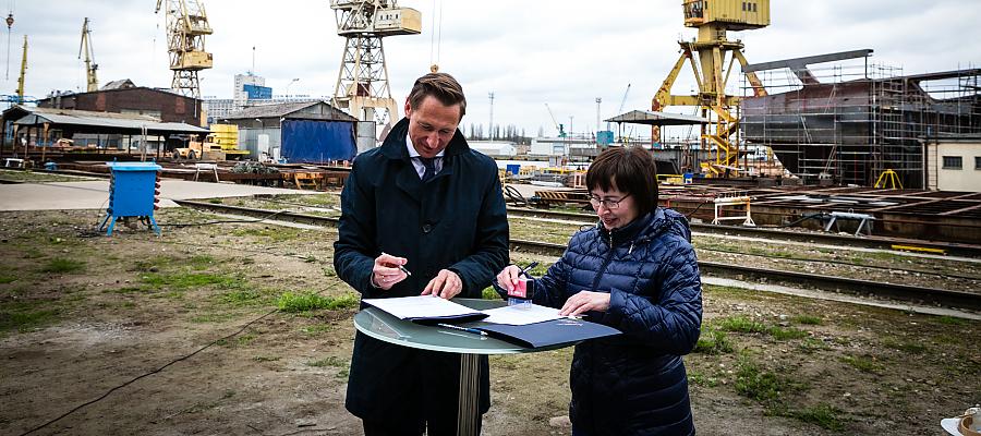 Marszałek Geblewicz i Beata Kordecka z firmy Finomar podpisują umowę na wsparcie branży stoczniowej. Marszałek Geblewicz i Beata Kordecka z firmy Finomar podpisują umowę na wsparcie branży stoczniowej.