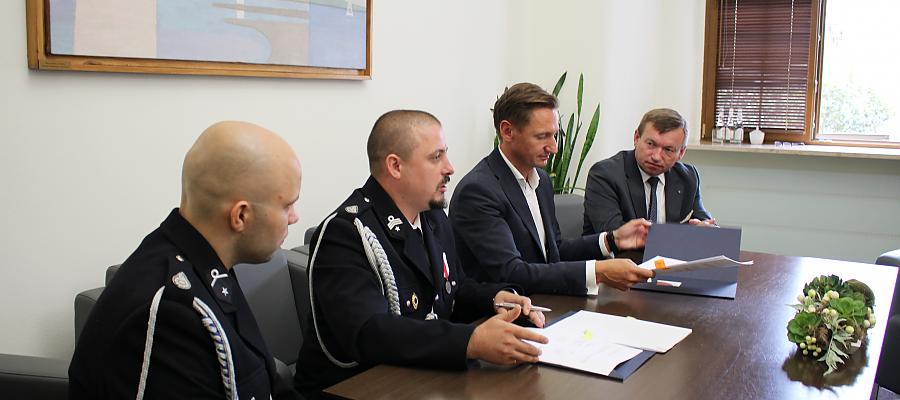 Na zdjęciu: Marszałek Olgierd Geblewicz w towarzystwie wicemarszałka Jarosława Rzepy i starażaków podpisuje umowę