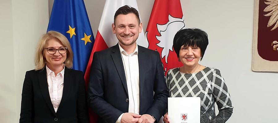 Wicemarszałek województwa Tomasz Sobieraj oraz wójt Świeszyna Ewa Korczak (z prawej) podpisali porozumienie przyznające fundusze unijne na refundację kosztów żłobka wybudowanego w sierpniu 2019 roku w Konikowie. Wicemarszałek województwa Tomasz Sobieraj oraz wójt Świeszyna Ewa Korczak (z prawej) podpisali porozumienie przyznające fundusze unijne na refundację kosztów żłobka wybudowanego w sierpniu 2019 roku w Konikowie.