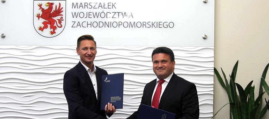 Marszałek województwa Olgierd Geblewicz (z lewej) oraz dyrektor SZGiCHP w Koszalinie pogratulowali sobie podpisania porozumienia zwiększającego unijne wsparcie na inwestycję placówki w bezpieczeństwo pacjentów. Marszałek województwa Olgierd Geblewicz (z lewej) oraz dyrektor SZGiCHP w Koszalinie pogratulowali sobie podpisania porozumienia zwiększającego unijne wsparcie na inwestycję placówki w bezpieczeństwo pacjentów.