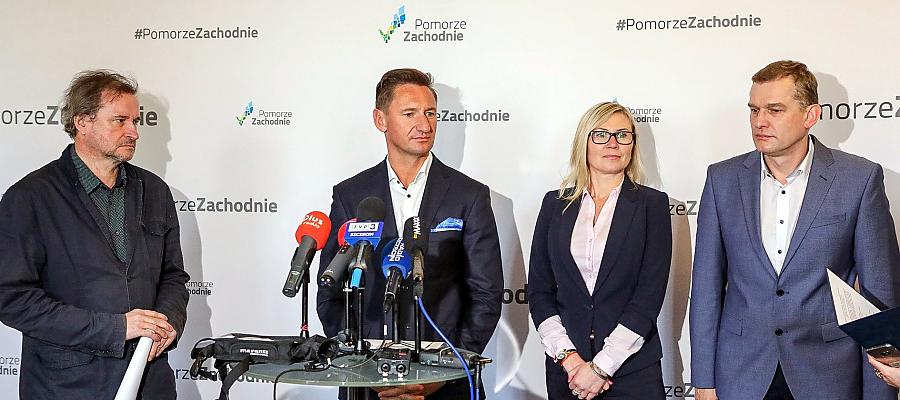 Briefing prasowy poświęcony tematowi inwestycji rozbudowy Teatru Polskiego w Szczecinie z udziałem marszałka Olgierda Geblewicza, członkini Zarządu Anny Bańkowskiej, dyrektora Teatru Polskiego w Szczecinie Adama Opatowicza oraz skrabnika województwa Marka Dylewskiego. Briefing prasowy poświęcony tematowi inwestycji rozbudowy Teatru Polskiego w Szczecinie z udziałem marszałka Olgierda Geblewicza, członkini Zarządu Anny Bańkowskiej, dyrektora Teatru Polskiego w Szczecinie Adama Opatowicza oraz skrabnika województwa Marka Dylewskiego.