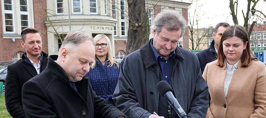 To będzie nowoczesny obiekt, który otworzy przed Teatrem Polskim zupełnie nowe możliwości i odmieni okolice ulicy Swarożyca 5 w Szczecinie. Rusza przebudowa i rozbudowa Teatru Polskiego. W poniedziałek 16 marca br. w Szczecinie podpisana została umowa z wykonawcą, firmą Budimex. To będzie nowoczesny obiekt, który otworzy przed Teatrem Polskim zupełnie nowe możliwości i odmieni okolice ulicy Swarożyca 5 w Szczecinie. Rusza przebudowa i rozbudowa Teatru Polskiego. W poniedziałek 16 marca br. w Szczecinie podpisana została umowa z wykonawcą, firmą Budimex.