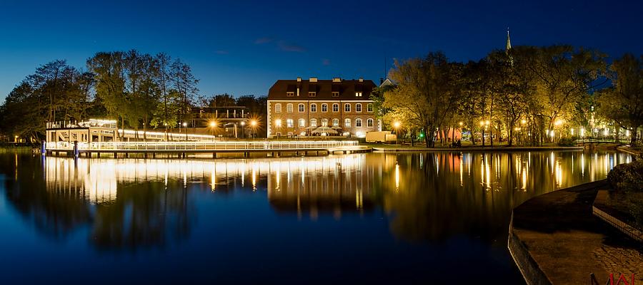 Pomost na jeziorze Trzesiecko wieczorową porą. Pomost na jeziorze Trzesiecko wieczorową porą.