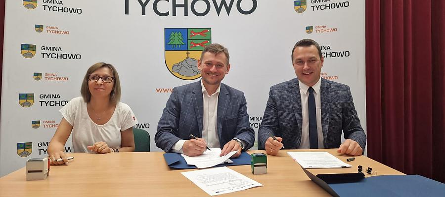 Wicemarszałek województwa Tomasz Sobieraj (w środku), burmistrz Tychowa Robert Falana i skarbnik gminy Żaneta Zienkiewicz-Osiecka podczas uroczystego podpisania umowy na dofinansowanie budowy drogi rowerowej. Wicemarszałek województwa Tomasz Sobieraj (w środku), burmistrz Tychowa Robert Falana i skarbnik gminy Żaneta Zienkiewicz-Osiecka podczas uroczystego podpisania umowy na dofinansowanie budowy drogi rowerowej.
