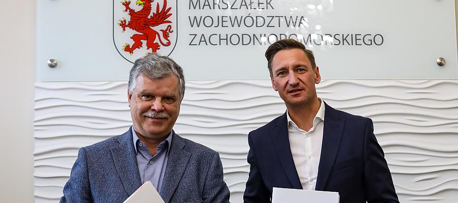 Marszałek województwa Olgierd Geblewicz (z prawej) i dyrektor Książnicy Pomorskiej Lucjan Bąbolewski Marszałek województwa Olgierd Geblewicz (z prawej) i dyrektor Książnicy Pomorskiej Lucjan Bąbolewski